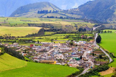 quito Ekvador 'un başkenti yakınlarındaki küçük Iloa şehrinin yüksek görüş açısı