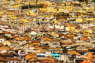 Quito Ekvador 'un güneyinde kalabalık bir semt Tepelerdeki küçük ve kirli evler