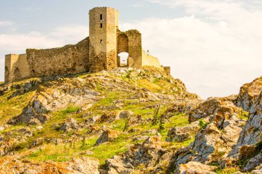 Romanya 'nın doğusundaki Dobrogea' da bulunan ortaçağ kalesi. Bulutlu hava durumu, telefoto lensleri.
