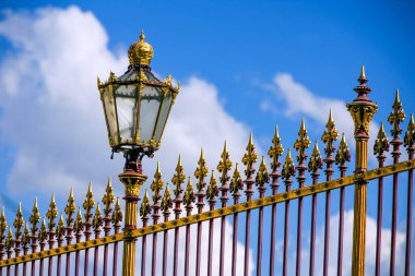 Bulutlu gökyüzü standart polarize lenslerine karşı eski tarz çit