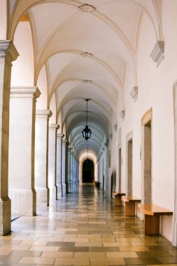 Melk Abbey ya da Stift Melk, Avustralya 'nın benedikt manastırlarından biridir ve dünyanın en ünlü manastır alanlarından biridir. Melk kasabasının yukarısında, Tuna Nehri' ne bakan kayalık bir arazide bulunur.