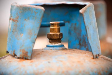 Uygun olmayan izolasyonla paslanmış gaz tankı