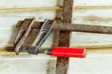 Marangozluk baskısı balsa tahtalarına monte edildi. Bu araç lehimleme için kalasları yerinde tutmak için kullanılır.