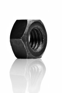 Beyaz stüdyo çekimlerinde izole edilmiş dikey metal fındık