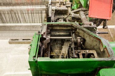 Parçaları hareket halinde olan iplik işleme makinesi