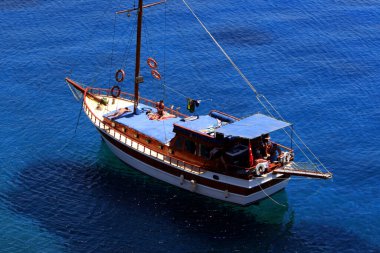 İnsanlar yatta iyi vakit geçiriyorlar.