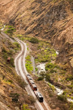 Ekvador And Dağlarında Alausi şehrinden geçen Turistik Tren