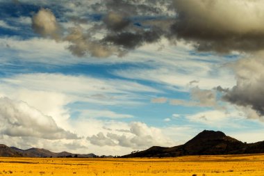 Ekvador Andes Paramo 'daki ağır bulutlar 4000 metrenin üzerinde