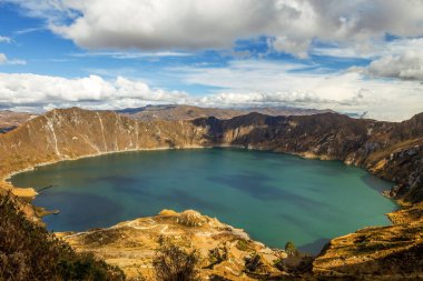 Ekvador And Dağları 'ndaki quilotoa krater gölü panoraması etkin olmayan volkan
