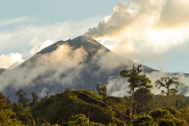 Reventador, Ekvador 'un doğu And Dağları' nda bulunan aktif bir Strato volkanıdır.