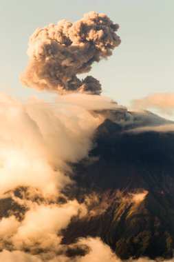 Tungurahua Yanardağı Güney Amerika 'da Günbatımı Patlaması