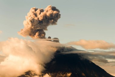 Tungurahua Volkanı Geceçöküşü Güney Amerika 'da Patladı