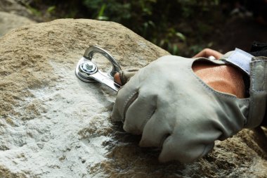 Eğitmen Kayadaki Güvenlik Malzemelerini Tamir Ediyor