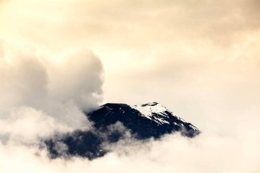 Tungurahua yanardağının bulutlar arasındaki ayrı görüntüsü.