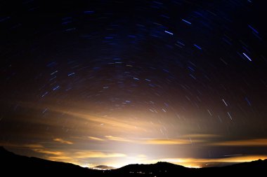 Cotopaxi Volkanik Mülteci Yanardağından Uzun Maruz Kalmanın Kişinin Başkenti Üzerindeki Yıldızlar