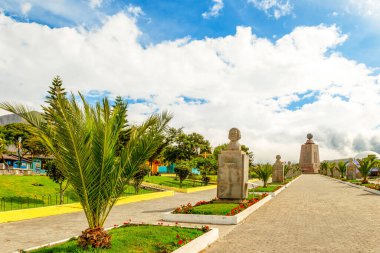 Mitad del Mundo. Dünyanın ortasında. Bu yeri araştıran Fransız heykeli sokağı anısına.