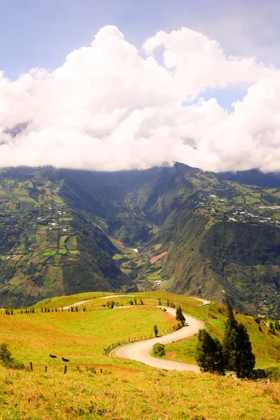 Zigzag Δρόμος Που Σκαρφαλώνει Στα Βουνά Των Άνδεων Του Ισημερινού — Φωτογραφία Αρχείου