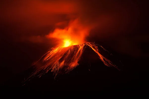 东瓜拉瓦火山在2011年11月30日晚发生爆炸 发射了带有加农炮5D标记二的厄瓜多尔斗牛士 这是从在全尺寸上可见的少量原始噪音转化而来的 — 图库照片