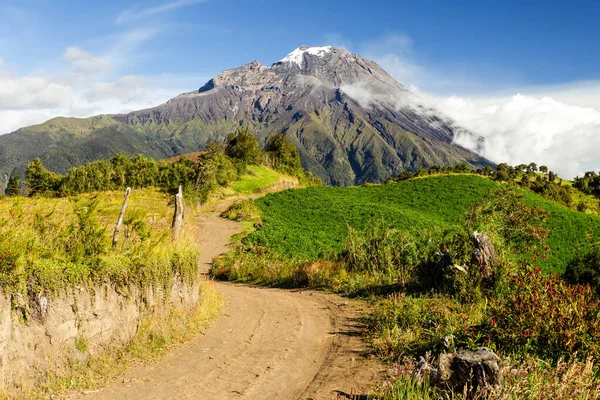 Dağları Ndaki Yol Zleyiciyi Tungurahua Volkanı Götürüyor — Stok fotoğraf