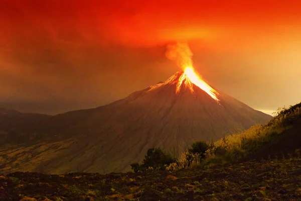 Lunga Esposizione Del Vulcano Tungurahua Che Esplode Nella Notte Del — Foto Stock