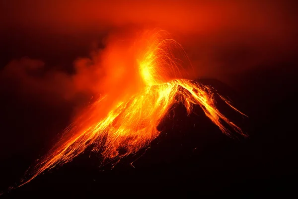 东瓜拉瓦火山在2011年11月30日晚发生爆炸 发射了带有加农炮5D标记二的厄瓜多尔斗牛士 这是从在全尺寸上可见的少量原始噪音转化而来的 — 图库照片
