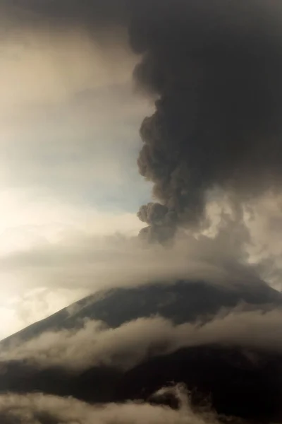 Tungurahua Vulcão Erupção Maio 2011 Grande Quantidade Cinzas Escurecimento Céu — Fotografia de Stock