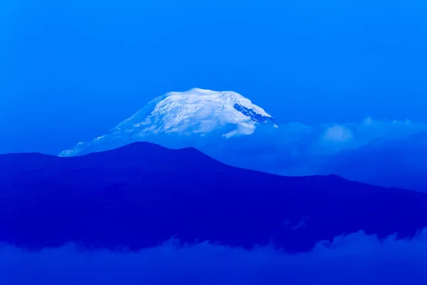 位于被雪覆盖的厄瓜多尔境内的安萨纳火山可能会在2011年 — 图库照片