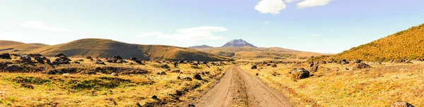Δρόμος Που Οδηγεί Στο Ηφαίστειο Sincholagua Πολλά Ηφαιστειακά Σημάδια Της — Φωτογραφία Αρχείου