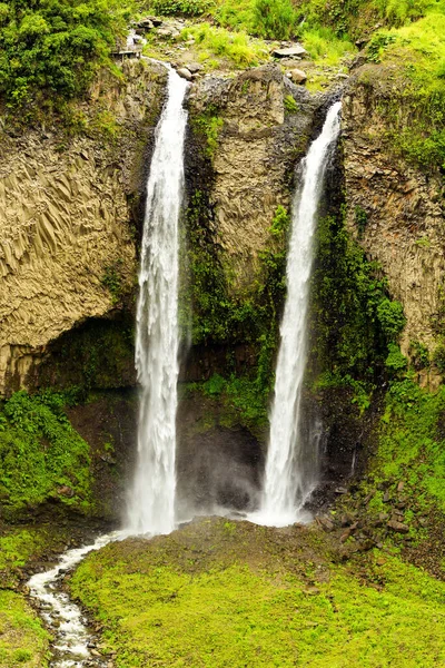 Manto Novia Loving Girlfriend Waterfall Twin Fall Ecuador — 스톡 사진