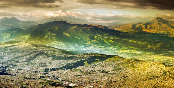 Duża Panorama Quito Wulkanem Cotopaxi Tle — Zdjęcie stockowe