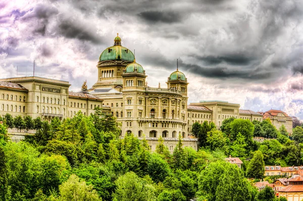 Tunga Moln Ovanför Schweiziska Parlamentet Byggnad Bern — Stockfoto