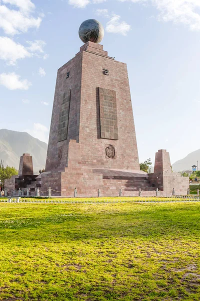 1979年至1982年间建造的30米高的纪念碑是为了纪念赤道线 — 图库照片