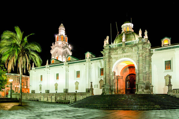 Церковь на главной площади в Кито Эквадор
