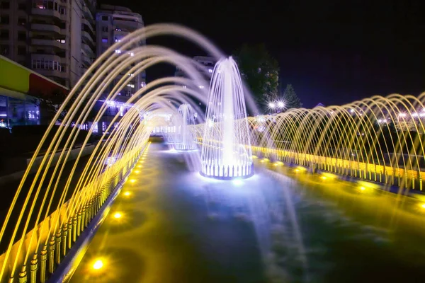 Vue Nuit Une Très Belle Fontaine Illuminée Ploiesti Roumanie — Photo