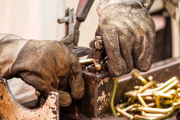 Αυτοκινητοβιομηχανία Εργαζόμενος Φορώντας Μεταχειρισμένα Γάντια Προστασίας — Φωτογραφία Αρχείου