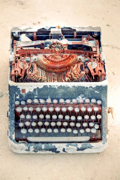 陈腐的打字机 表明这类装置的技术发展 — 图库照片