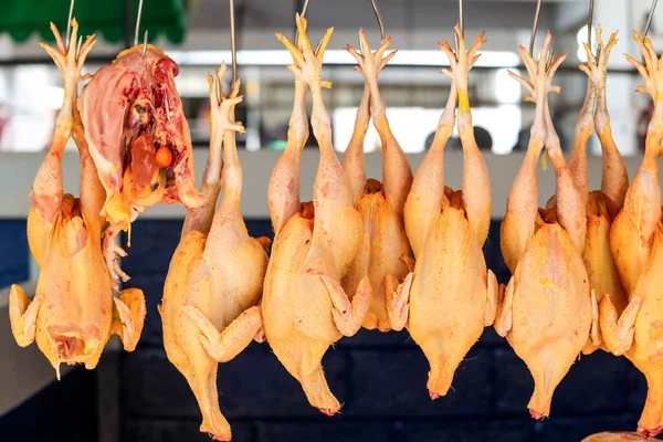 Opgehangen Kippen Weergegeven Ecuadoraanse Markt — Stockfoto