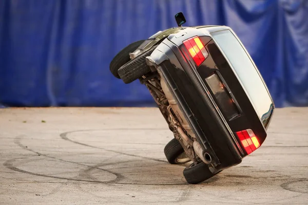 Coche Corriendo Dos Ruedas Sugiriendo Peligro Truco Demo — Foto de Stock