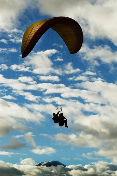 Parapentes Tandem Contra Céu Nublado Nos Andes Equatorianos Fundo Vulcão — Fotografia de Stock