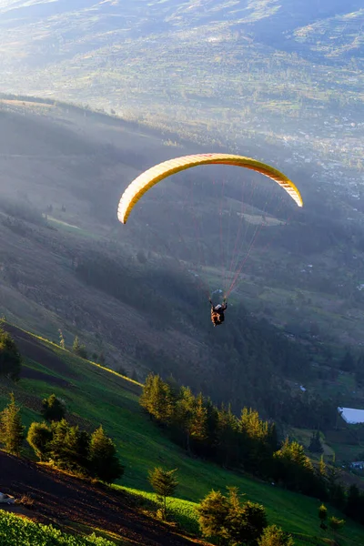 Parapentes Sobre Tierra Cultivada Hermosa Luz Del Atardecer Visto Desde — Foto de Stock