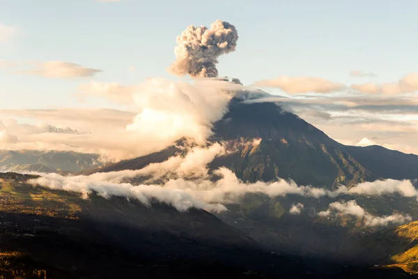 图古拉瓦火山在日落厄瓜多尔南美洲爆炸 — 图库照片