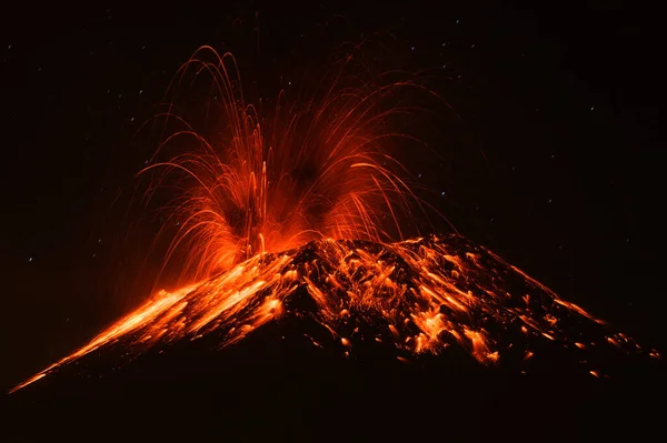 Tungurahua Volkanı Güney Amerika Patlatıyor — Stok fotoğraf