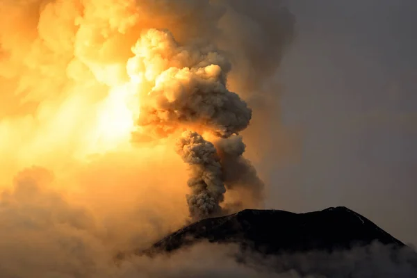 2013年5月6日东瓜拉瓦火山强烈爆炸 — 图库照片