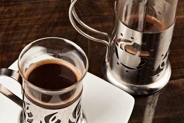 Ceașcă Elegantă Cafea Servită Împreună Filtrul Împotriva Mesei Din Lemn — Fotografie, imagine de stoc