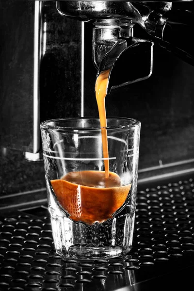 Ekstraksi Kopi Espresso Dengan Mesin Profesional — Stok Foto