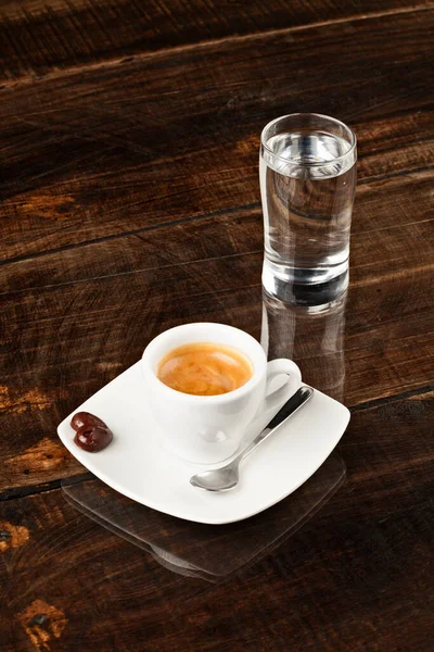 Pequeña Taza Café Expreso Vaso Agua Contra Mesa Pulida — Foto de Stock