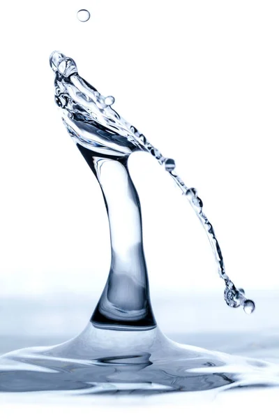 Wassertropfen Auswirkungen Auf Die Flüssigkeitsoberfläche Weißer Hintergrund — Stockfoto