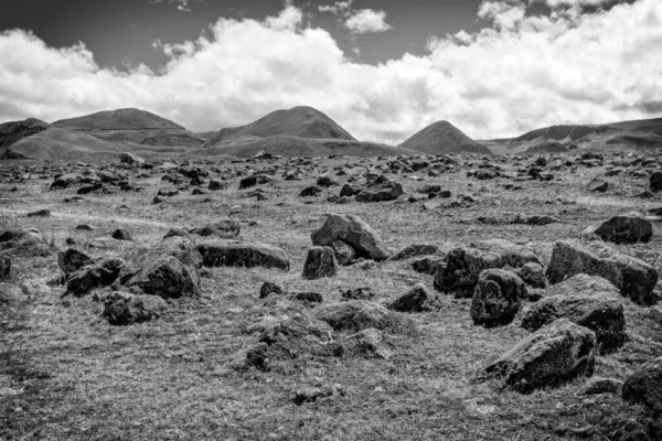 エクアドルのコソパキスタン国立公園巨大な岩は強力な噴火から数キロ離れています — ストック写真