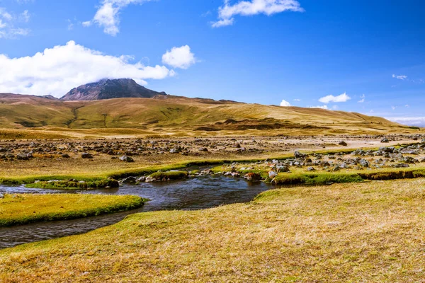科托帕西国家公园位于厄瓜多尔巨大的岩石上 距一个强大的火山喷发还有几英里之遥 — 图库照片