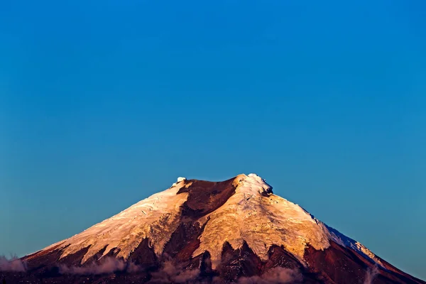 エクアドルのサンセットライトにあるコソパキシ火山 — ストック写真